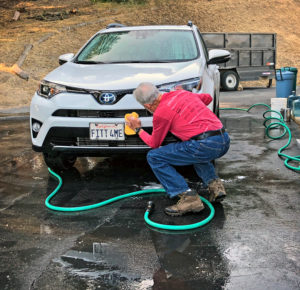 Willis squatting movement to wash car